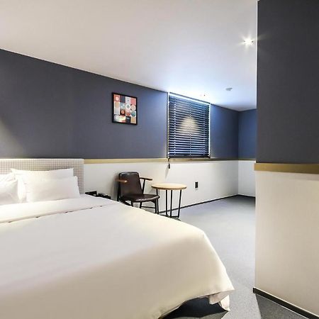 Deluxe Motel Geoje Bagian luar foto