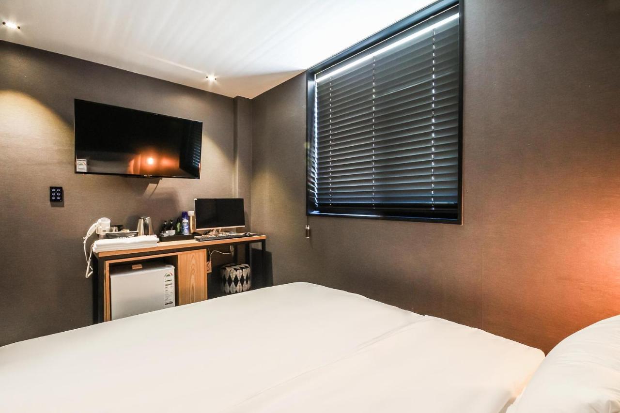 Deluxe Motel Geoje Bagian luar foto