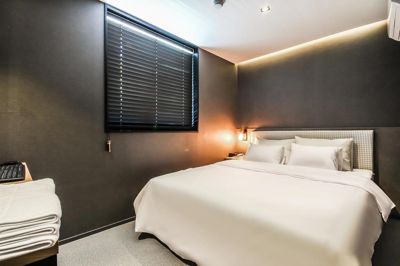 Deluxe Motel Geoje Bagian luar foto