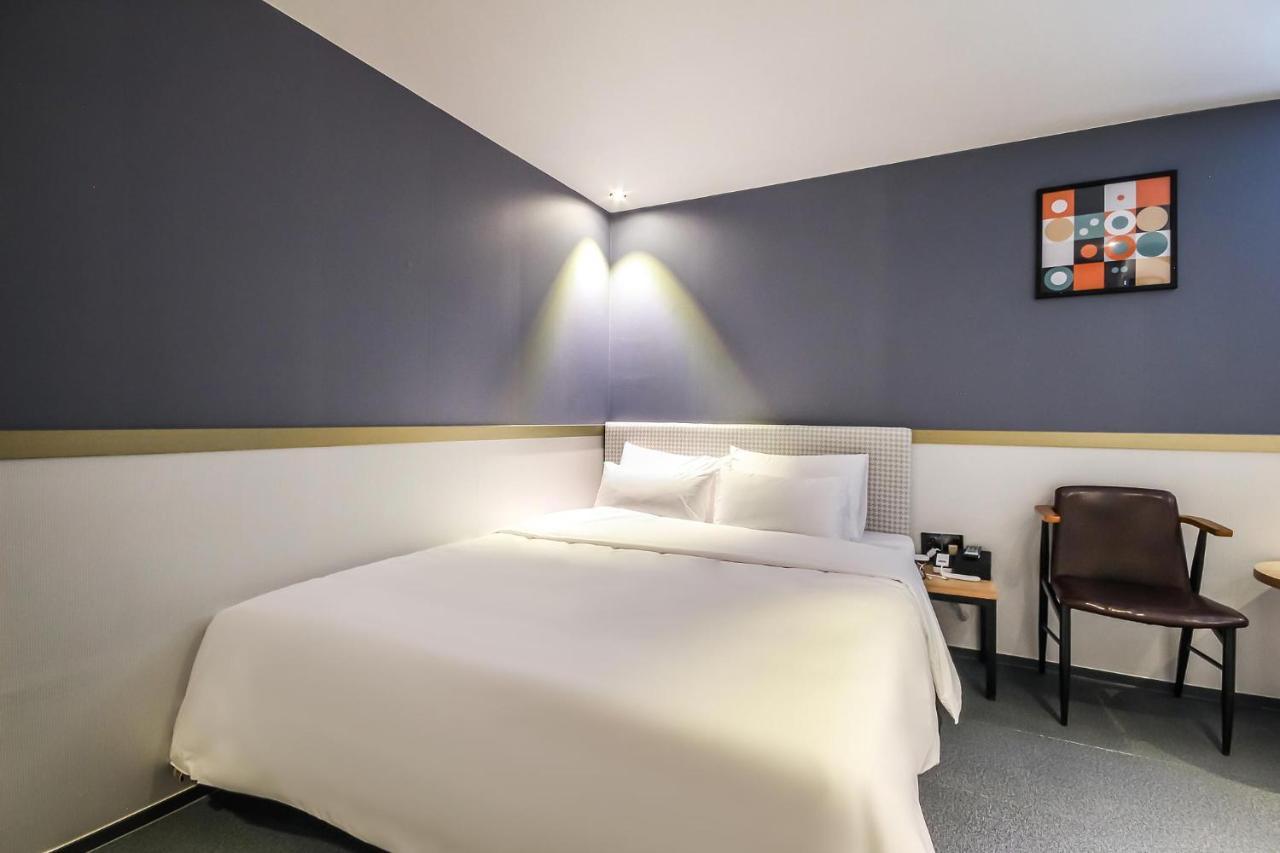 Deluxe Motel Geoje Bagian luar foto