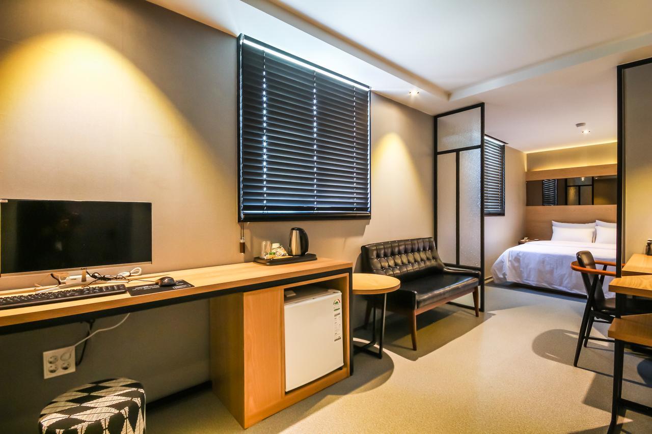 Deluxe Motel Geoje Bagian luar foto
