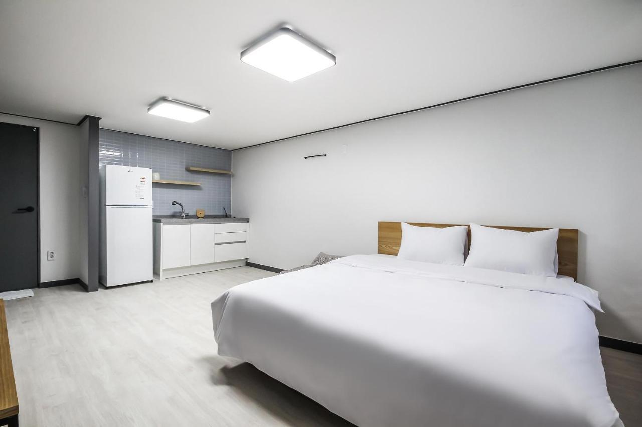 Deluxe Motel Geoje Bagian luar foto