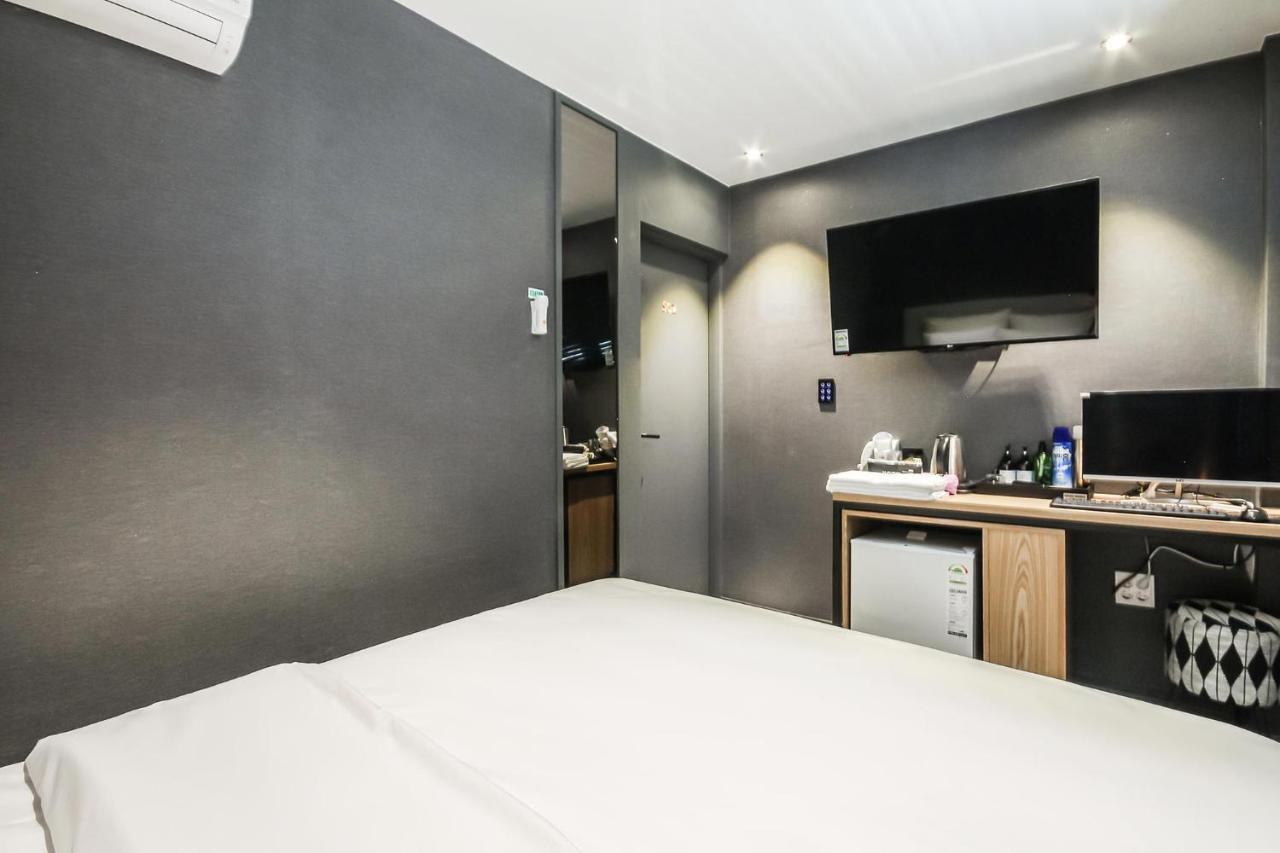 Deluxe Motel Geoje Bagian luar foto