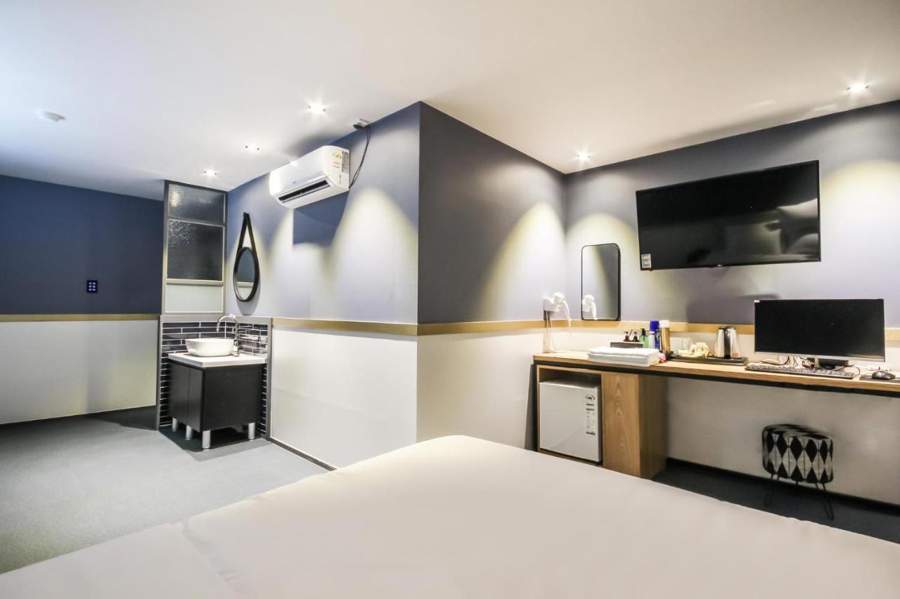 Deluxe Motel Geoje Bagian luar foto