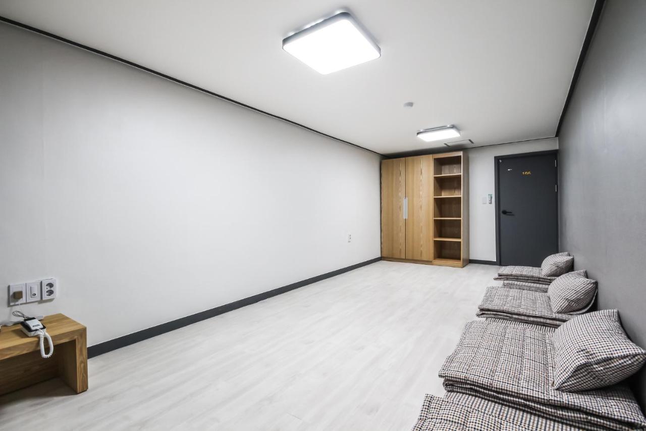 Deluxe Motel Geoje Bagian luar foto